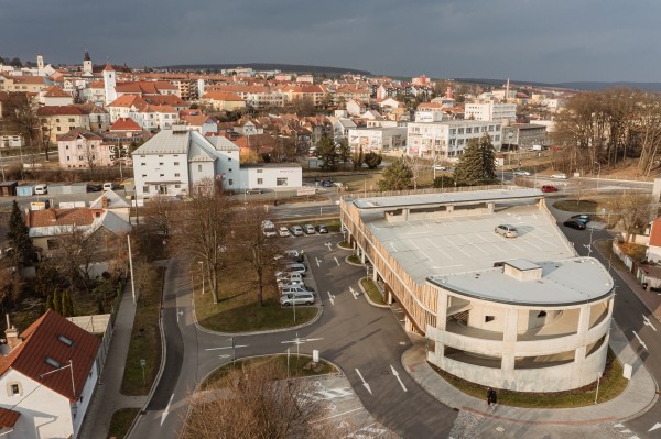 Realizace - pohled na nové parkoviště u CPA Delfín