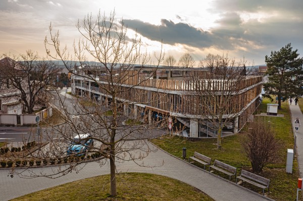 Realizace - pohled od křižovatky