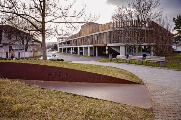 Pohled na parkoviště od pietního místa střelby na Družbě