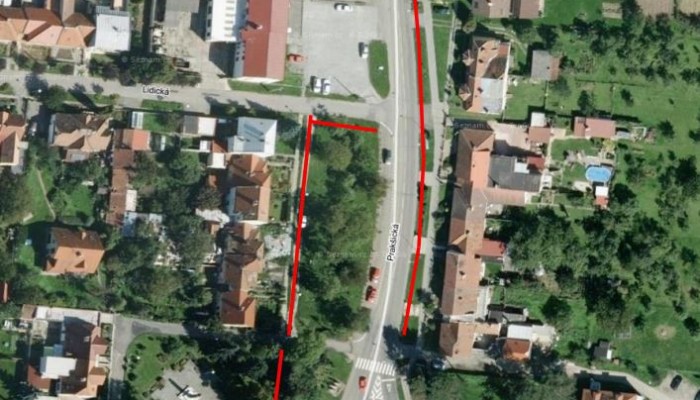 Komunikace u rodinných domů č. p. 930 až 935 a podélný parkovací pruh u rodinných domů č. p. 982 až 991 - ulice Prakšická -