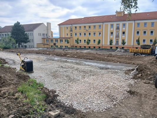 Areál sportoviště v době realizace stavebních prací