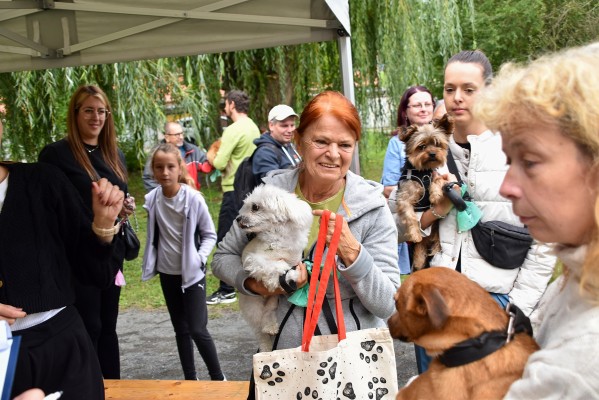Slavnostní otevření - předávání pamlsků pro pejsky od společnosti Purina®