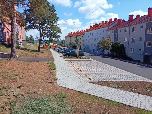 Chodníky a parkovací stání po rekonstrukci
